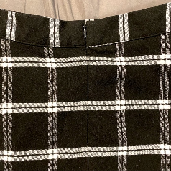 Old Navy Black and White Plaid Skirt - Picture 2 of 3